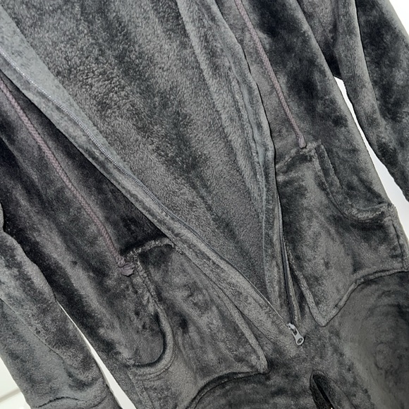 Fuzzy Soft Footed Zip Up Hooded Onesie NWOT - Picture 4 of 13